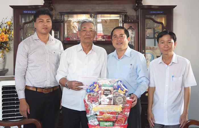Bí thư Thị uỷ Vĩnh Châu thăm, chúc Tết cán bộ hưu trí và lực lượng vũ trang thị xã        